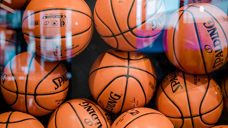 西甲皇家马德里球员在伯纳乌球场庆祝进球胜利时刻